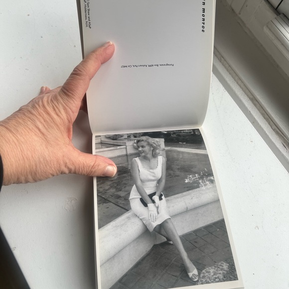 Marilyn Monroe book of postcards - Picture 7 of 8